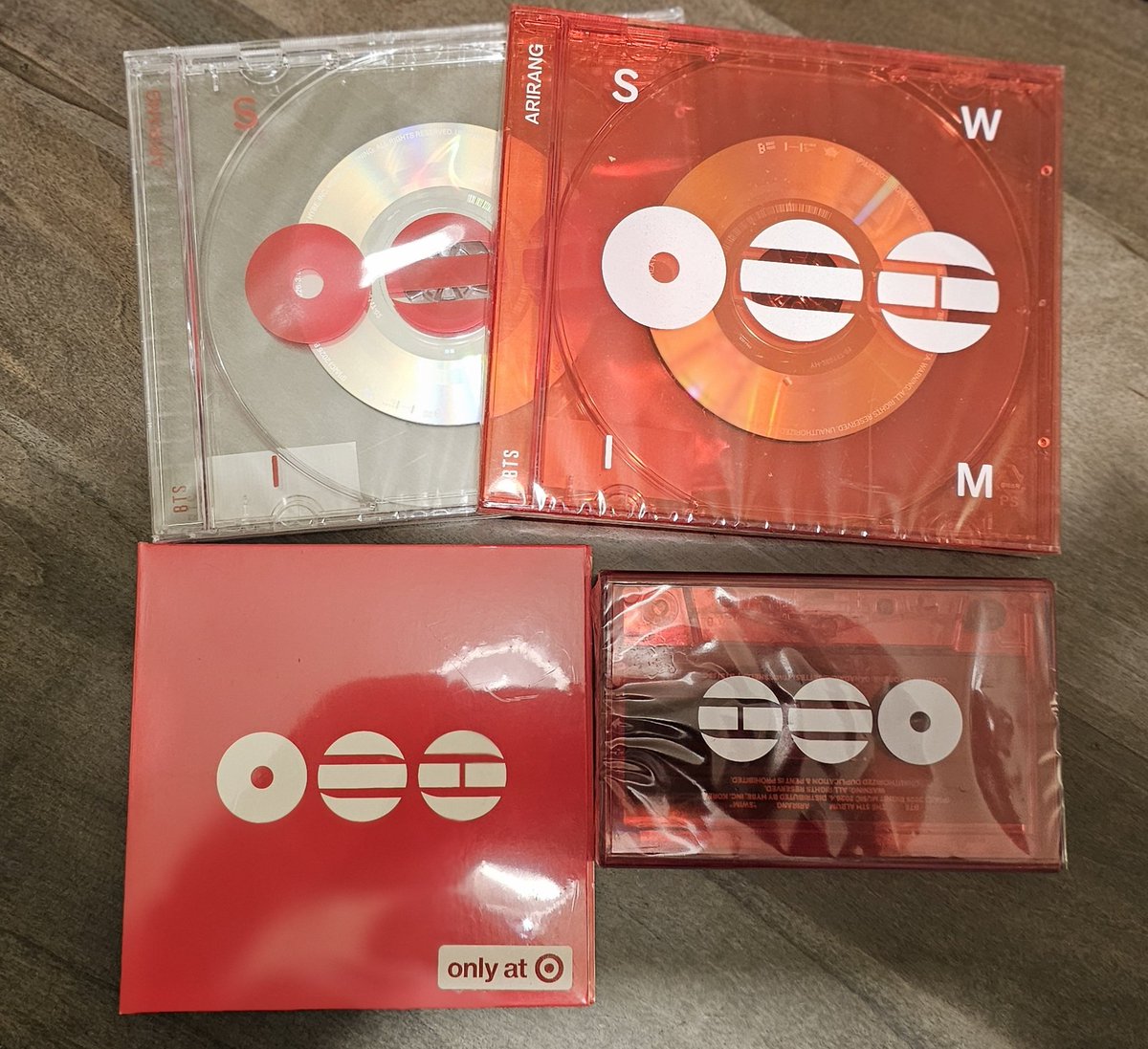 주간인기상 명예 졸업 기념으로 작은 이벵을 해볼까 해요
금주 수요일 기준 Swim 스밍 횟수가 1600 넘는 분들 대상으로, 추첨해서 3분께 아래 씨디/바이닐/테잎을 드리려 합니다.
지원할 분이 계실지.. 
바쁜 현생에 스밍하느라 애쓰신 분들 너무 감사합니다^^