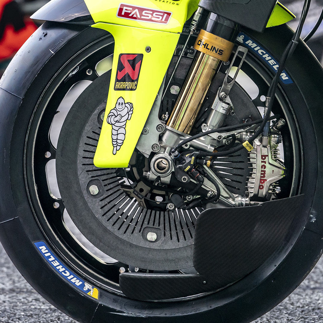 BremboBrakes's tweet image. At Turn 6 of the Jerez GP, #MotoGP riders apply a 6 kg load to the Brembo brake lever, experiencing 1.5g of deceleration over 254 meters, while brake system pressure peaks at 12.9 bar.