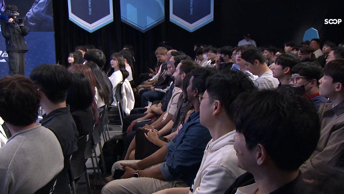 Periodistasc2's tweet image. [TODAY'S #ASL]

@GooglePlay Points HQ employees visited the FreecUP Studio to attend ASL Season 21 with Santos Cohen.

They announced annual sponsorship for the 2026 ASL and provided a venue for the outdoor special stage for the grand finals.