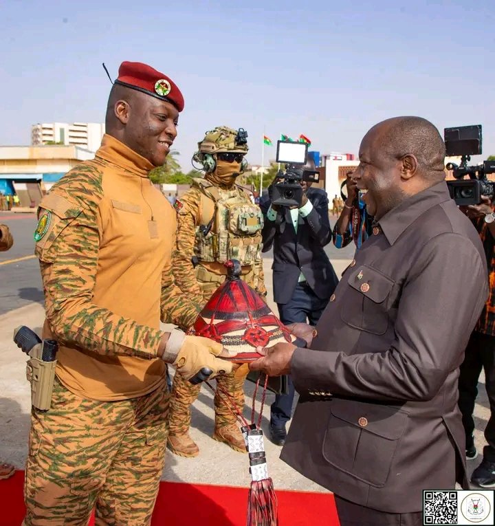 lionel_Mpawe's tweet image. Le Président du #Burundi, également Président de l’#Union africaine, est arrivé à #Ouagadougou dans le cadre d’une visite d’amitié et de travail.
@NtareHouse @IntumwaNews