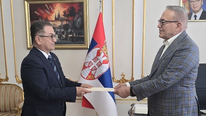 SRBinCzech's tweet photo. #Srbsko otevřelo v #Brně svůj první honorární konzulát v České republice. Velvyslanec Berislav Vekić předal exequatur nově jmenovanému honorárnímu konzulovi Miodragu Škrbićovi. Jde o důležitý impuls pro další rozvoj ekonomické spolupráce, investic a užších vazeb se srbskou komunitou na Moravě. 🇷🇸🇨🇿
Амбасадор Берислав Векић данас је у Амбасади Републике Србије у Чешкој Републици уручио егзекватуру новоименованом почасном конзулу Републике Србије у Брну, Миодрагу Шкрбићу. Отварање првог почасног конзулата Србије у Чешкој Републици представља важан корак ка јачању привредне сарадње, инвестиционих веза и подршке српској заједници. 🇷🇸 🇨🇿