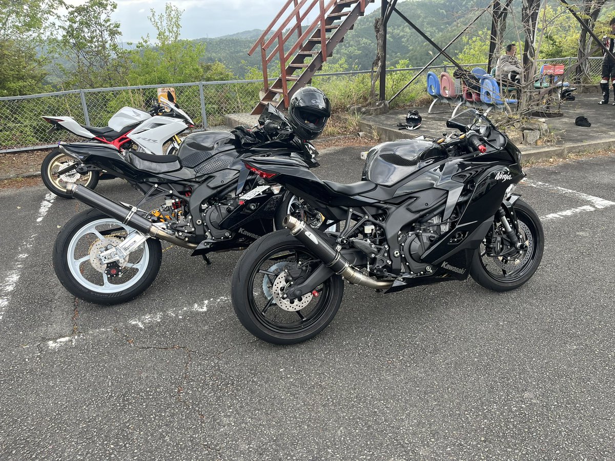 kurogoo_'s tweet image. 課金25Rと無課金25R（俺の）😇
#zx25r