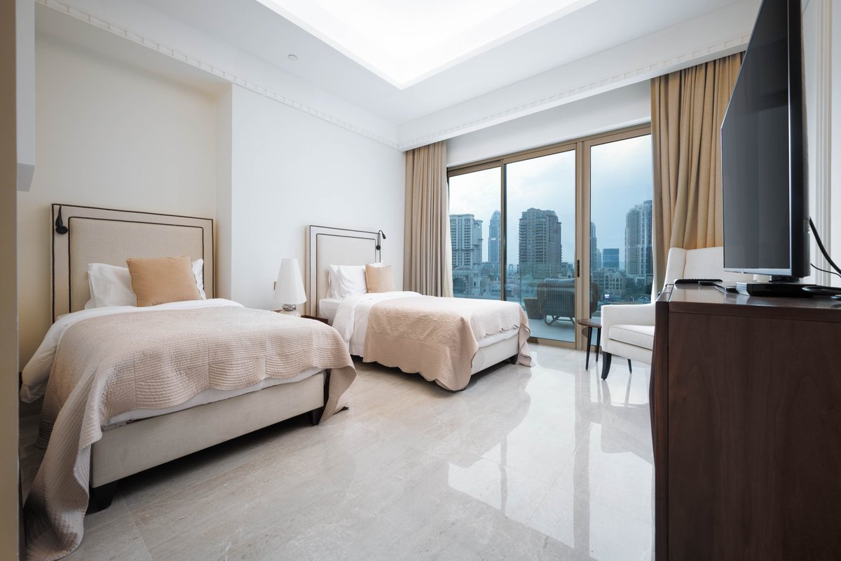 SIR_Qatar's tweet photo. 4-bedroom + maid’s room penthouse is now available for rent at The Residences at The St. Regis Marsa Arabia Island, The Pearl – Qatar, at 68,000 QAR per month.

This penthouse features expansive living areas, contemporary fully furnished interiors, and a refined modern finish. https://t.co/JvVm9eD1cL