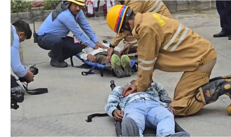 NEWSNCFB's tweet image. लखनऊ : मेदांता हॉस्पिटल में मॉकड्रिल का आयोजन

➡DG फायर सुजीत पांडे की मौजूदगी में मॉकड्रिल
➡आग से बचाव को लेकर विशेष अभ्यास 
 
#Lucknow #MockDrill #FireSafety