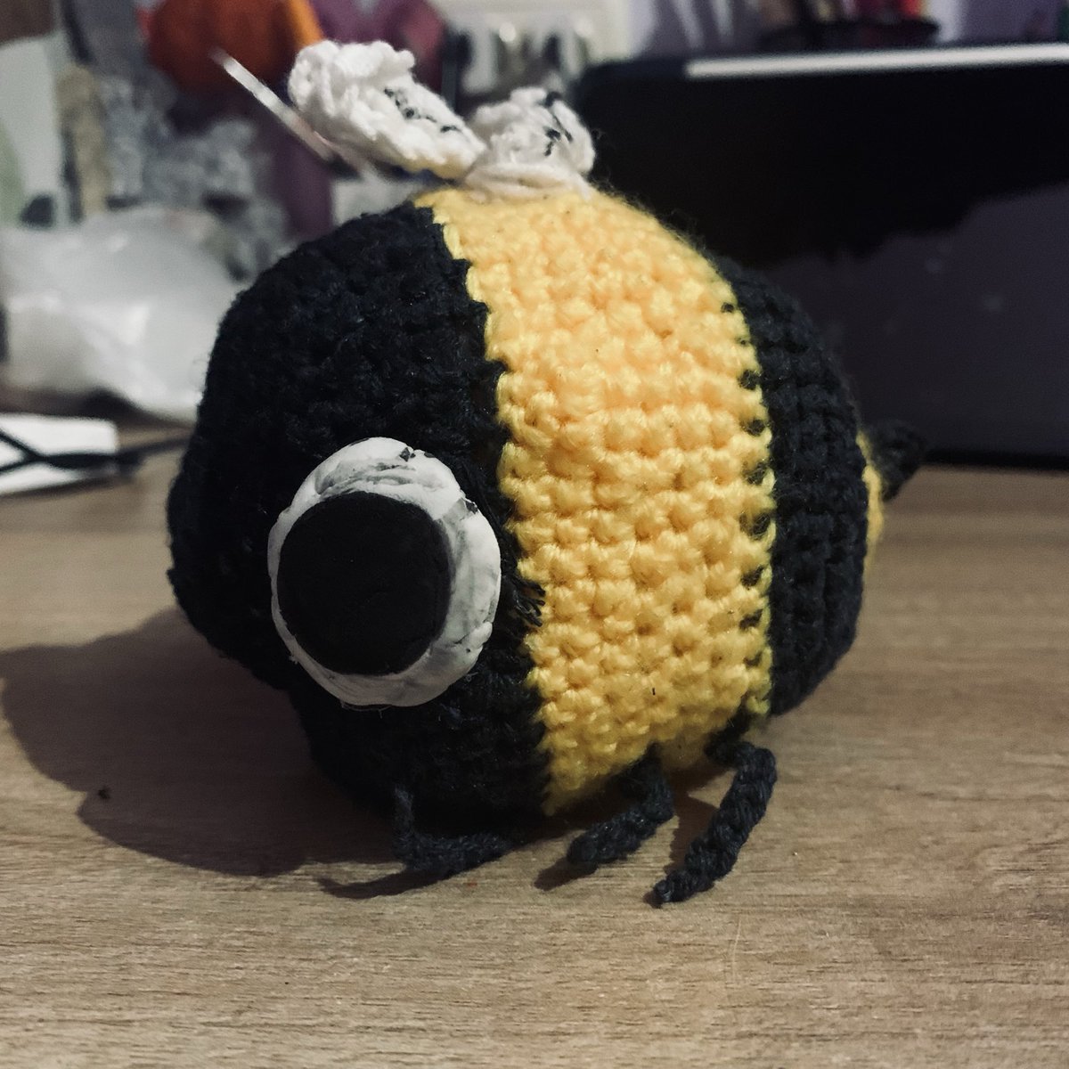 me_bstraction's tweet image. A bee from Caine's drawing from Ep3 I had this idea for a long time before the events of Ep8 and after that. I wanted to make it come true and this toy is the largest I've ever knitted. Look how funny is! Let's remember our Caine I named the bee Caine
#bee #tadc #toy re-uploading