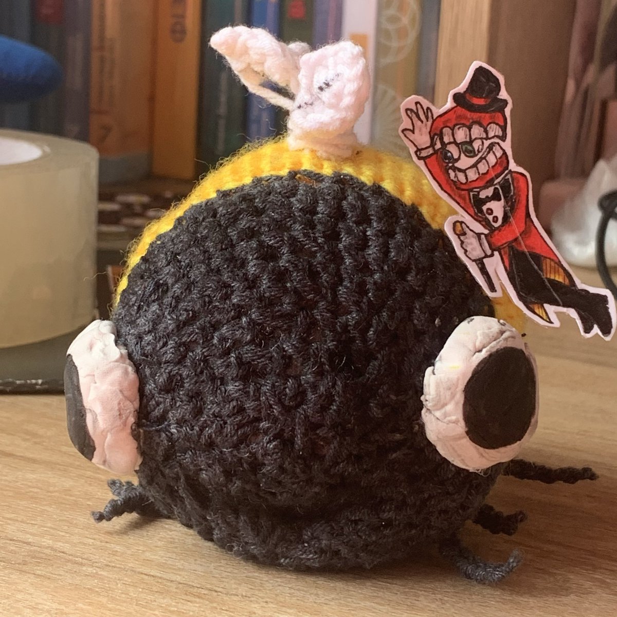 me_bstraction's tweet image. A bee from Caine's drawing from Ep3 I had this idea for a long time before the events of Ep8 and after that. I wanted to make it come true and this toy is the largest I've ever knitted. Look how funny is! Let's remember our Caine I named the bee Caine
#bee #tadc #toy re-uploading