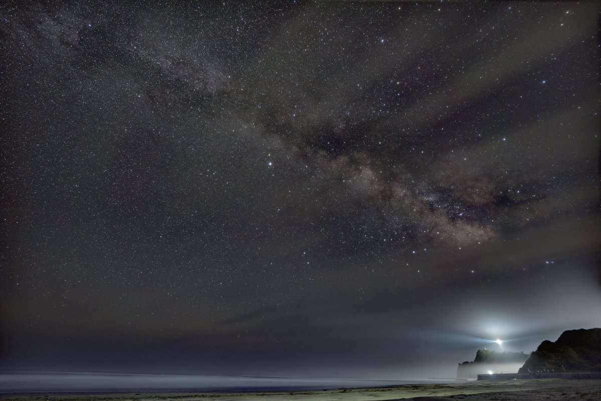 szk_tmy24's tweet image. 彗星が昇ってくる合間に撮った天の川。
灯台の明かりがいい感じ✨

今年は星もいっぱい撮りたいな。

#SonyAlpha
#天の川