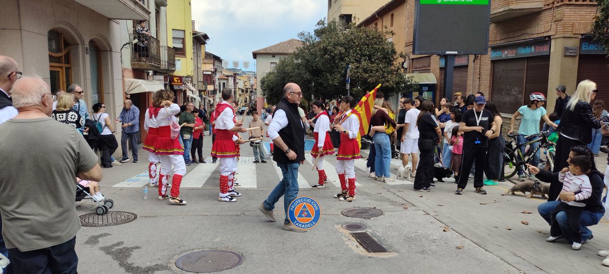 pctaradell's tweet photo. Aquest diumenge, 4 voluntaris hem donat suport al Passant dels Tres Tombs amb @uc_avpc_tona i @PLTona
​Treballem per garantir la seguretat de tothom. Servei finalitzat sense novetats! Gràcies @tona_aj per la confiança. 

​#TresTombs #ProteccióCivil #emergències #Tona #Taradell https://t.co/LxJekiiiPO