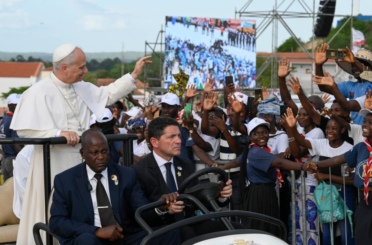 VaticanNewsPL's tweet image. Biskup Vicente Sanombo, ordynariusz diecezji Kwito-Bié udzielił wywiadu Vatican News na temat problemów Angoli i nadziei, które Angolańczycy łączą z wizytą Papieża #LeonXIV.

➡️tiny.pl/prc4gg05p

@EpiskopatNews #PodróżApostolska #Angola #Afryka