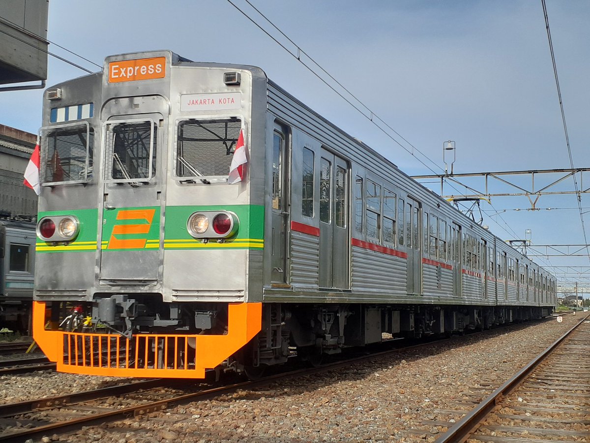 jArYn6eYu16qqo0's tweet photo. 4月19日、秩父鉄道で実施された元都営三田線6000形のジャカルタリバイバルはお見事であり、三峰口側の前面は緑帯時代が再現されました。
ジャカルタで活躍していた緑帯は主にSerpong線で活躍していたCiujung号などもありますが、ジャカルタの一般的な緑帯は実際にはもう少し青っぽい感じでしょうか。 https://t.co/lYISwbWMt2
