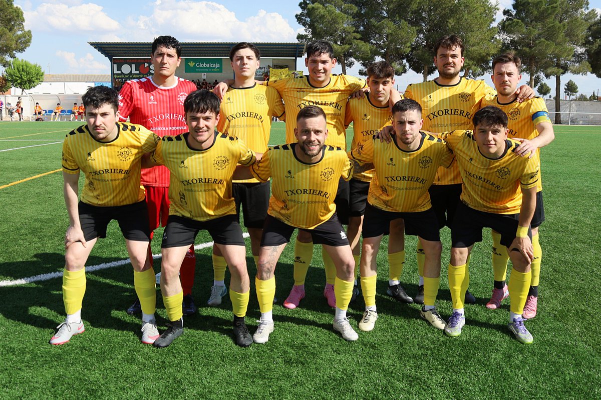 cdlasmesasUnion's tweet photo. + 3
3 - 1, el equipo gana el derbi para seguir en la pelea por estar arriba en la tabla, partido difícil en el que el rival no lo puso nada fácil, deseamos suerte a nuestros vecinos del C.D. Manchego Provencio y consigan la permanencia en esta difícil temporada. 

Vamos equipo  ! https://t.co/KwpumtyAkh