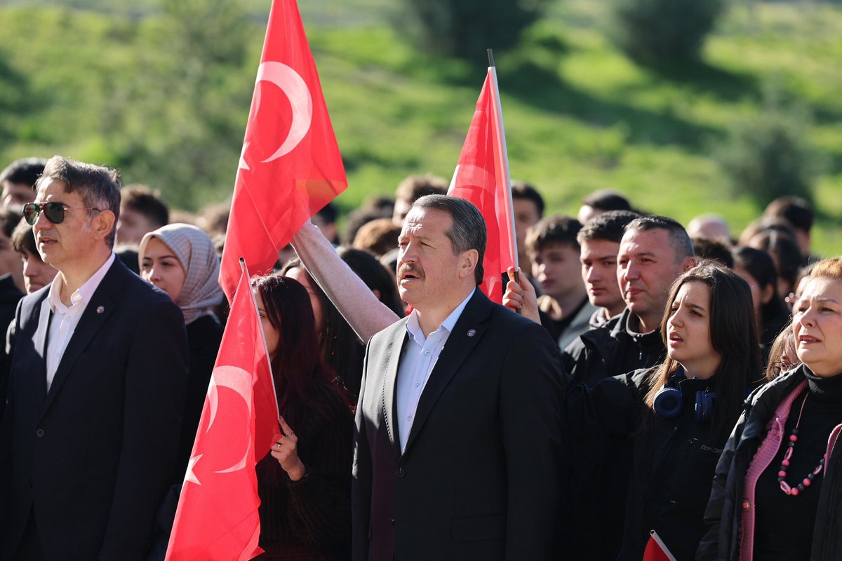 bilalaksoys's tweet photo. Bayrağımızın gölgesinde, birlik ve dayanışma içinde yarınlarımızı korumaya devam edeceğiz. 
Karanlık niyetlerle korku üretmek isteyenlere karşı duracak,şehitlerimizi dualarla anarken aynı zamanda eğitimi,okullarımızı,öğretmenlerimizi,çocuklarımızı koruyacağız. 
#ÖğretmenBayraktır https://t.co/p3CJTQ3WbO