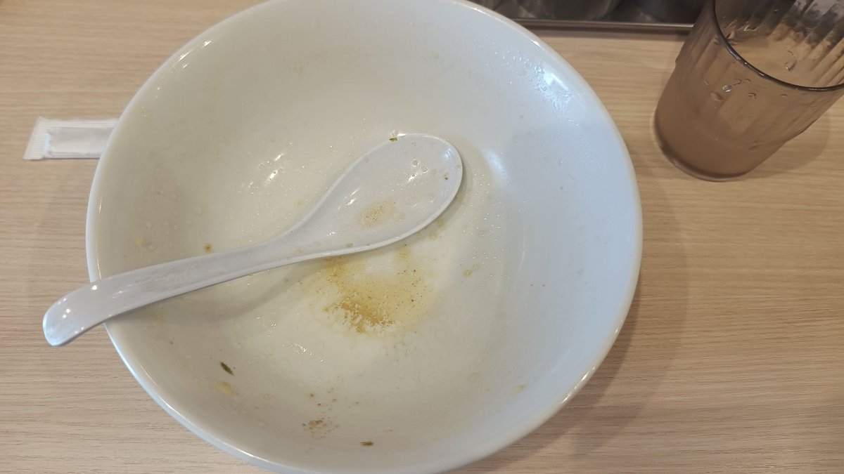 kino_edu's tweet photo. 背脂中華そば+味玉トッピング

○系のような派手さはないけど、噛めば噛むほど口のなかに甘みやら旨味やらが溶け込んでくる。
名前ほど脂っぽくないし、玉ねぎのシャキ感が絶妙なアクセントになって最後まで飽きさせない仕上がりで完まくり。
#魚民ラーメン部
#中華そば千波
#中野坂上グルメ https://t.co/IZSkIW7GEE
