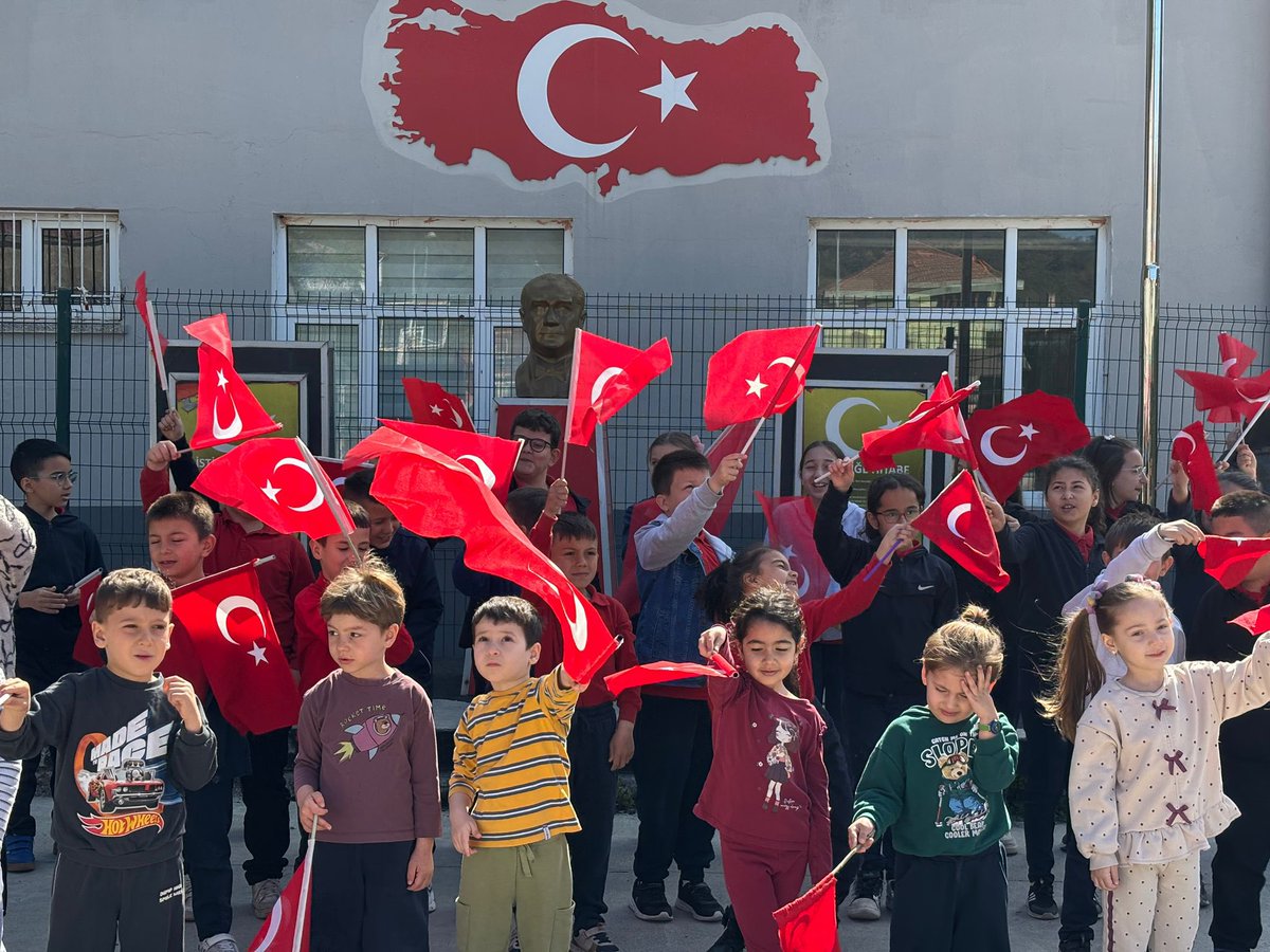 IlkokuluMuslu's tweet photo. #maarifinkalbindeçocuk #maarifinkalbindeöğretmen 🇹🇷 https://t.co/EuwrcrXTZH