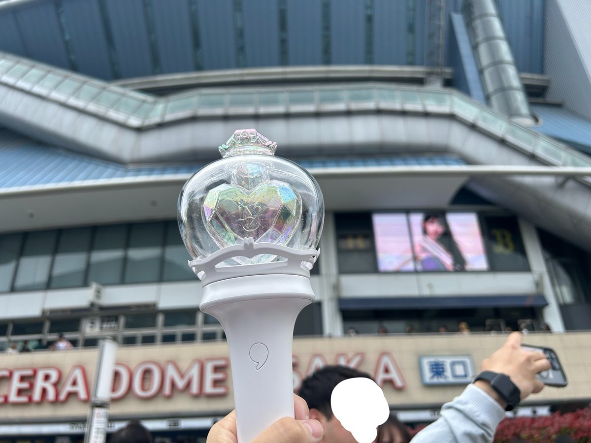 r__risa's tweet photo. IVEのコンサートに行ってきました〜🤍レイちゃんのファンになって良かった！IVEを好きになって良かった！！みんな日本語頑張っててすごい！イソちゃんのくるみちゃんヘアー可愛かった🤍(君に届けのくるみちゃんです) https://t.co/P8OH83GSoB