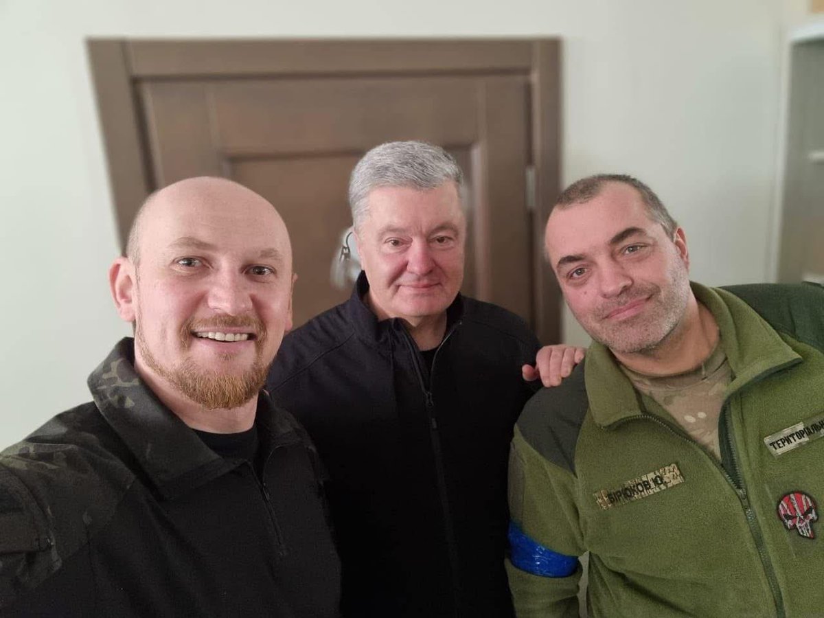 Євгеній Жуков взяв відповідальність на себе. Це більше, ніж вчинок офіцера – це вчинок Офіцера з великої літери. Це вчинок Маршала.
З нього мали б брати приклад всі силовики, але вони цього не роблять.

Євгеній пішов на війну ще у 2014 році. Він був командиром розвідроти 79-ої