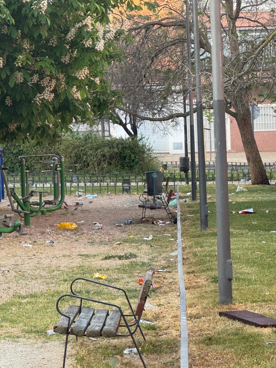 PedroMorenoGmz's tweet photo. Una vecina escribe a la Concejalía de Parques y Jardines para que limpien y arreglen los parques y jardines de la calle Praga, porque el estado es lamentable: basura, destrozos y abandono.

La respuesta del Ayuntamiento de Alcorcón es de colección: que la Concejalía de Parques y Jardines “no tiene competencias ni medios” para atender una situación en parques y jardines… y que avisarán a la Policía Municipal.

Entonces, por aclararnos:
si Parques y Jardines no tiene competencias en los parques y jardines, ¿quién las tiene? ¿La NASA? ¿Tráfico? ¿El Ministerio del Tiempo?

Los vecinos piden limpieza, mantenimiento y soluciones.

Les contestan con un “no es cosa nuestra” y una patrulla imaginaria.

Calle Praga, #Alcorcón: parques abandonados, mobiliario roto y suciedad por todas partes.

Pero al parecer el problema no es del área encargada de los parques.

Todo muy tranquilizador.
