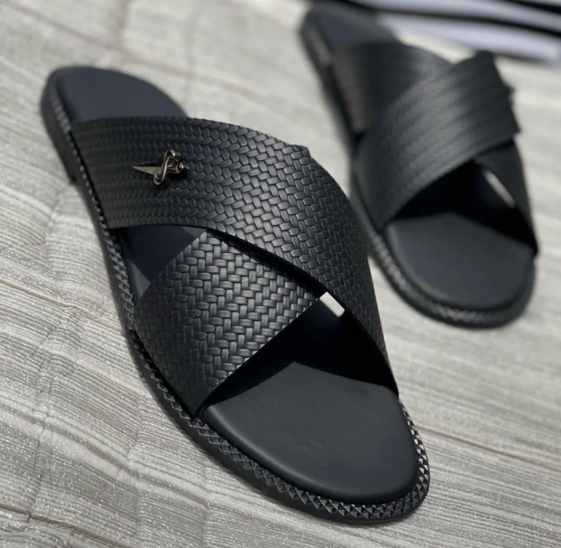 Heisifedamola's tweet image. No noise, no extra. Just a well-crafted pair that speaks confidence. Durable, comfortable, and designed for men who values quality.

📍Òṣogbo, Osun State. 
💸 15,000 Naira

#SlippersForEveryStep #ComfortInStyle #OrderNow #HandmadeWithLove