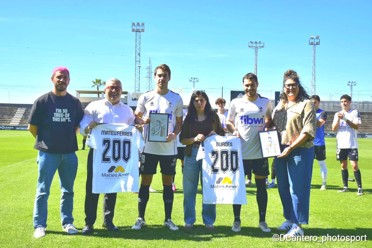 CEConstancia's tweet photo. HISTÒRICS! 

Entre els dos sumen més de 400 partits amb la nostra camiseta 🤍🖤

Miquel Buades i Mateu Ferrer, exemples de CONSTÀNCIA. https://t.co/hAKoq2J05N