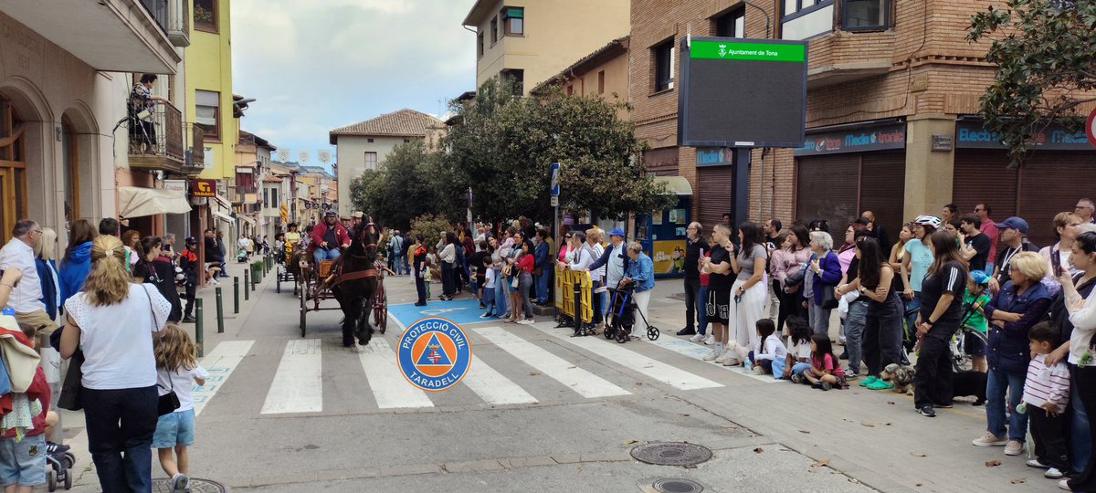 pctaradell's tweet photo. Aquest diumenge, 4 voluntaris hem donat suport al Passant dels Tres Tombs amb @uc_avpc_tona i @PLTona
​Treballem per garantir la seguretat de tothom. Servei finalitzat sense novetats! Gràcies @tona_aj per la confiança. 

​#TresTombs #ProteccióCivil #emergències #Tona #Taradell https://t.co/LxJekiiiPO