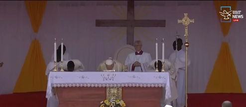 shalomworldnews's tweet image. HOLY MASS BEGINS in Saurimo 🇦🇴 Thousands gather as #PopeLeoXIV processes to the altar. Hymns fill the esplanade, and the Eucharistic celebration begins. 

#Angola #Saurimo #ApostolicJourney #HolyMass #LIVEUpdates Watch the #LIVE Broadcast: youtube.com/watch?v=q5jnfG…
