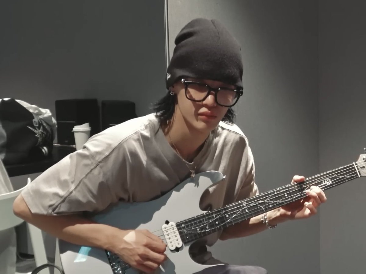 booburries's tweet photo. 4 things remind you of wonbin 🎸♡ https://t.co/WY0i6jNc3R