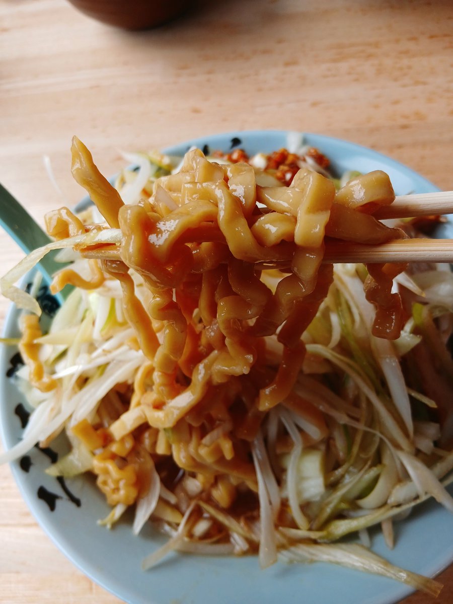 平田の哲二郎🍜
限定の🍥哲二郎のふじ麺🍥
味ネギトッピング🍥
味ネギうまー‼️😋モリモリ野菜に中太ウェーブ麺❤スープも旨い‼️😋
これ限定なの残念だなぁ～また食べたい✨
しかもスープ3種類あるから違うスープも食べてみたい🤤✨
今月中にまた行けるといいなぁ❤