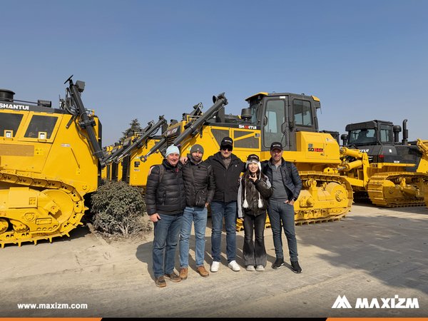 Maxizmcn's tweet photo. From an Alibaba roller inquiry → pipelayer comparisons → Shantui factory testing.

Our Bosnia &amp; Herzegovina client meant business. Victory Xie made sure every machine, schedule, and test ran without a hitch.🚜🤝
 #HeavyEquipment #Shantui #Pipelayer #Bulldozer #Bosnia #maxizm https://t.co/4cGUlMLZF1