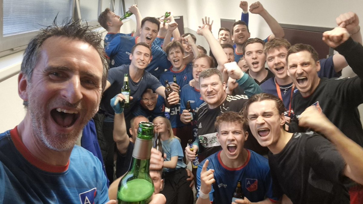 atsvhandball's tweet photo. Nur noch ein Sieg fehlt zu Meisterschaft und Aufstieg / TH Eilbeck – 1. Herren 19:23 (12:14): Die Oberliga-Handballer des Ahrensburger TSV stehen kurz vor der Sensation. Mit einem Sieg am Sonntag (17.30, Heimgarten) gegen den… https://t.co/Np6Xxb8DlZ #handball #nurderatsv https://t.co/E4QnjJrCMc
