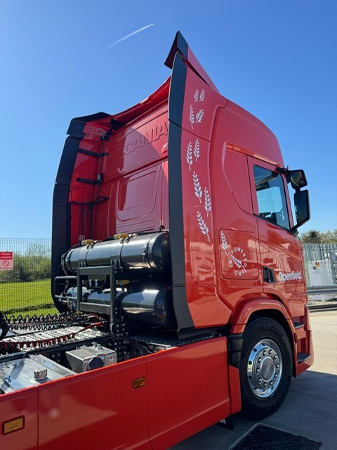 OpenfieldTM's tweet photo. We’ve teamed up with @ScaniaGroup & @CNG_FUELS to trial a 100% RTFO-approved Bio-CNG HGV🚛🌱
Transporting grain using a renewable alternative:
✔️ 90% lower emissions
✔️ 30–40% fuel savings vs diesel
✔️ 500-mile range
A key step towards reducing our CO₂ emissions. #NetZero2040 https://t.co/OGE8pCj6fU