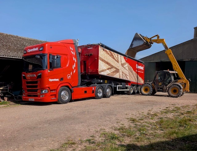 OpenfieldTM's tweet photo. We’ve teamed up with @ScaniaGroup & @CNG_FUELS to trial a 100% RTFO-approved Bio-CNG HGV🚛🌱
Transporting grain using a renewable alternative:
✔️ 90% lower emissions
✔️ 30–40% fuel savings vs diesel
✔️ 500-mile range
A key step towards reducing our CO₂ emissions. #NetZero2040 https://t.co/OGE8pCj6fU