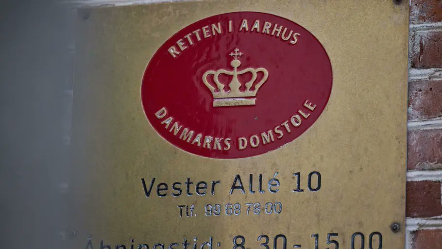 HansJoachimM_'s tweet image. ***Syrer dræbte kvinde med kniv: Slap med en advarsel om udvisning***
En 30-årig syrisk kvinde er mandag formiddag blevet kendt skyldig i at have dræbt en 50-årig kvinde i Viby ved Aarhus i juni sidste år. Den 50-årige var tilsyneladende et tilfældigt offer.
#dkpol #dkkrim