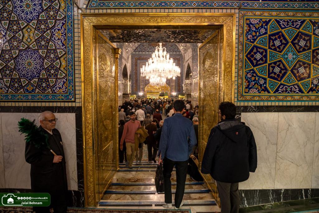 ImamRezaEN's tweet photo. The sorrowful hearts that pass through this door always return comforted and content. https://t.co/CeeulvCEqp