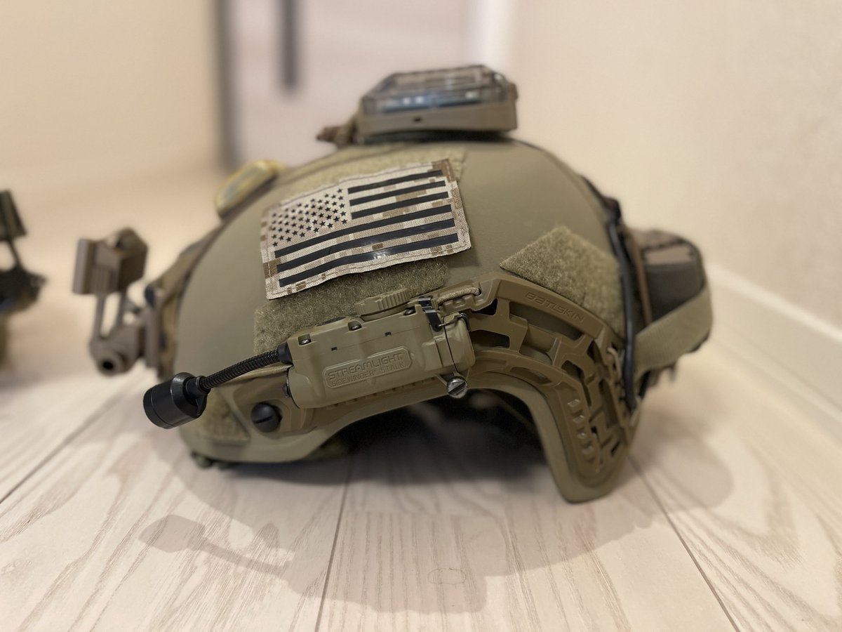 #ミリタリー物販

caiman バリスティック　TANカラー　Lサイズを物販に流します〜

写真には付属品が付いていますが、ヘルメット本体のみとなります。

大きなキズ等は無く綺麗な状態です。

価格ですが、¥27万円でお願い致します🤲

詳しい写真は後ほど追加でアップさせてもらいます！
