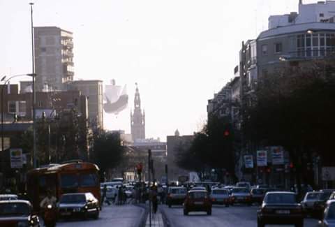 La calle Luis Montoto el 20 de abril de 1992.

Una carabela flotante marcaba el comienzo de la Expo '92.
