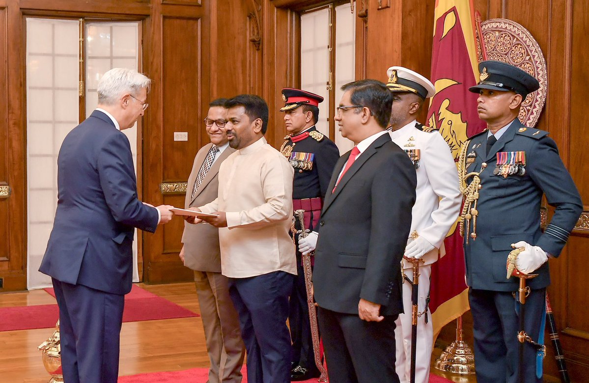 Accepted the credentials of four Ambassadors and two High Commissioners representing Papua New Guinea, Somalia, Luxembourg, the Holy See, Pakistan and Kuwait this morning, and extended my warm wishes to them all. I look forward to working together to further strengthen our