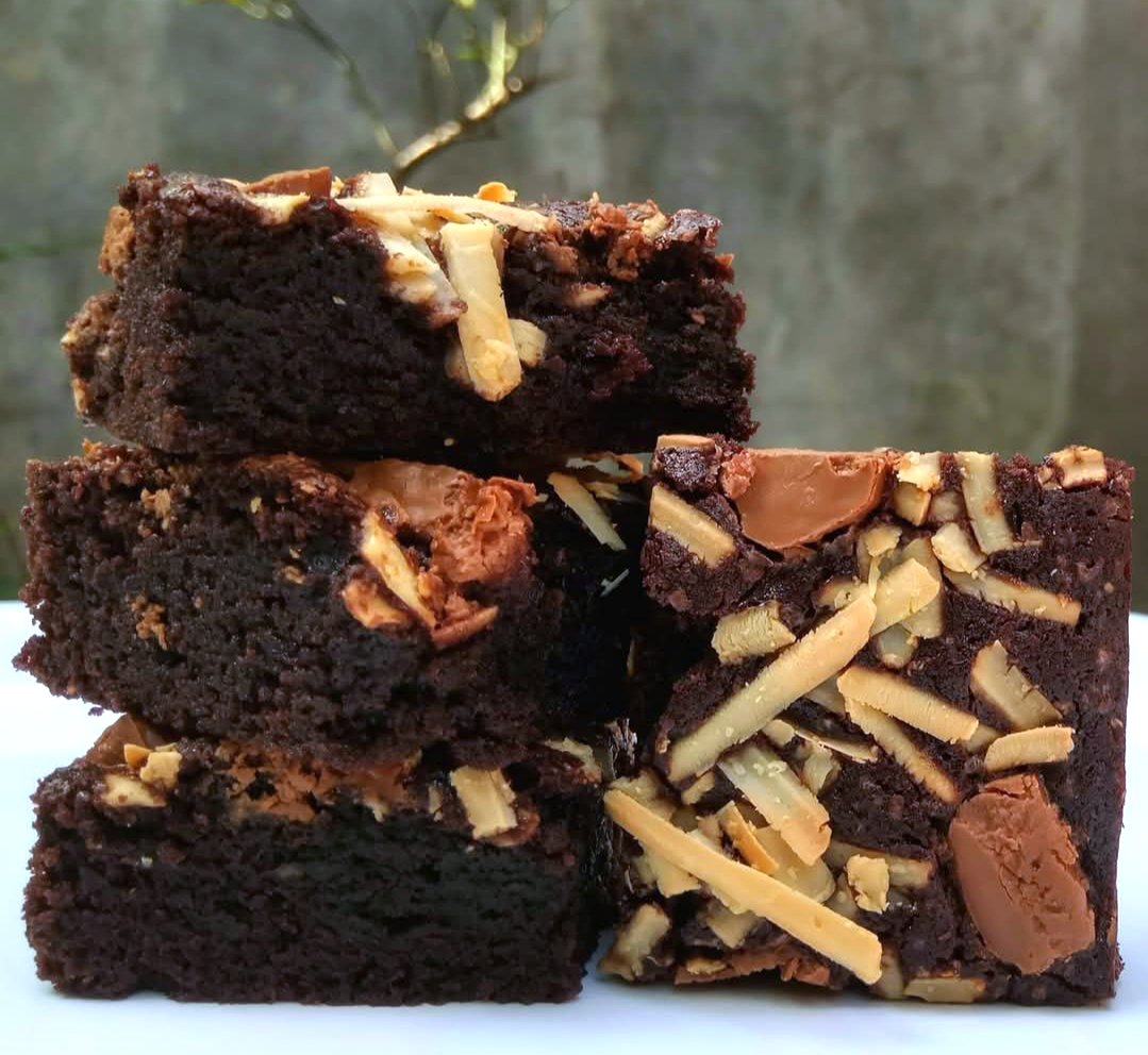 doveleb's tweet image. Dibuat sesuai pesanan, selalu fresh from the oven ❤️

#brownies #fudgybrownies #brownieskarawang #lovedbrownies #browniespanggang