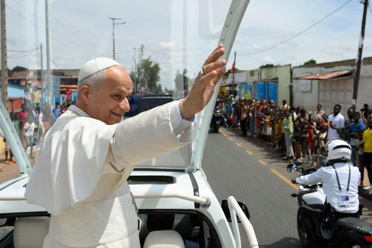 vaticannews_it's tweet image. Festosa l'accoglienza nella spianata di #Saurimo dove il #Papa sta per celebrare la Messa