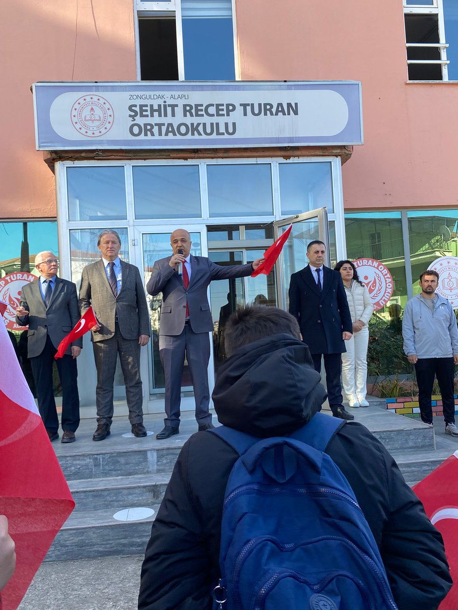 alaplimem's tweet photo. İlçe Millî Eğitim Müdürümüz Cevat ÇEVİK ve şube müdürlerimiz, Şehit Recep Turan Ortaokulunu ziyaret ederek öğretmen ve öğrencilerimizle birlikte bayrak törenine katıldı. Törende, son günlerde yaşanan olaylarda hayatını kaybeden öğretmenimiz ve öğrencilerimizin aziz hatıraları için dualar edildi.
 
Törende bir konuşma gerçekleştiren İlçe Millî Eğitim Müdürümüz Cevat ÇEVİK, eğitimin sadece bir öğretim süreci değil, büyük bir aile bağı olduğunu vurguladı. Müdürümüz Çevik, konuşmasında şu ifadelere yer verdi:
"Eğitim ailesi olarak acımız bir, sevincimiz bir. Kaybettiğimiz her bir canın hatırasını okullarımızda yaşatmaya ve aziz hatıralarını baş tacı etmeye devam edeceğiz. Onların ideallerini yaşatmak, bizlerin en asli görevidir."
@tcmeb @Yusuf__Tekin @uygarkeskin @cevatcevik67
