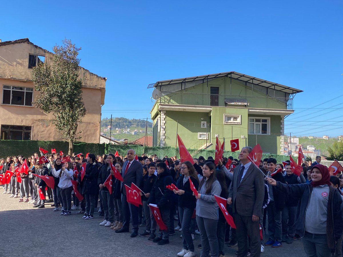 alaplimem's tweet photo. İlçe Millî Eğitim Müdürümüz Cevat ÇEVİK ve şube müdürlerimiz, Şehit Recep Turan Ortaokulunu ziyaret ederek öğretmen ve öğrencilerimizle birlikte bayrak törenine katıldı. Törende, son günlerde yaşanan olaylarda hayatını kaybeden öğretmenimiz ve öğrencilerimizin aziz hatıraları için dualar edildi.
 
Törende bir konuşma gerçekleştiren İlçe Millî Eğitim Müdürümüz Cevat ÇEVİK, eğitimin sadece bir öğretim süreci değil, büyük bir aile bağı olduğunu vurguladı. Müdürümüz Çevik, konuşmasında şu ifadelere yer verdi:
"Eğitim ailesi olarak acımız bir, sevincimiz bir. Kaybettiğimiz her bir canın hatırasını okullarımızda yaşatmaya ve aziz hatıralarını baş tacı etmeye devam edeceğiz. Onların ideallerini yaşatmak, bizlerin en asli görevidir."
@tcmeb @Yusuf__Tekin @uygarkeskin @cevatcevik67