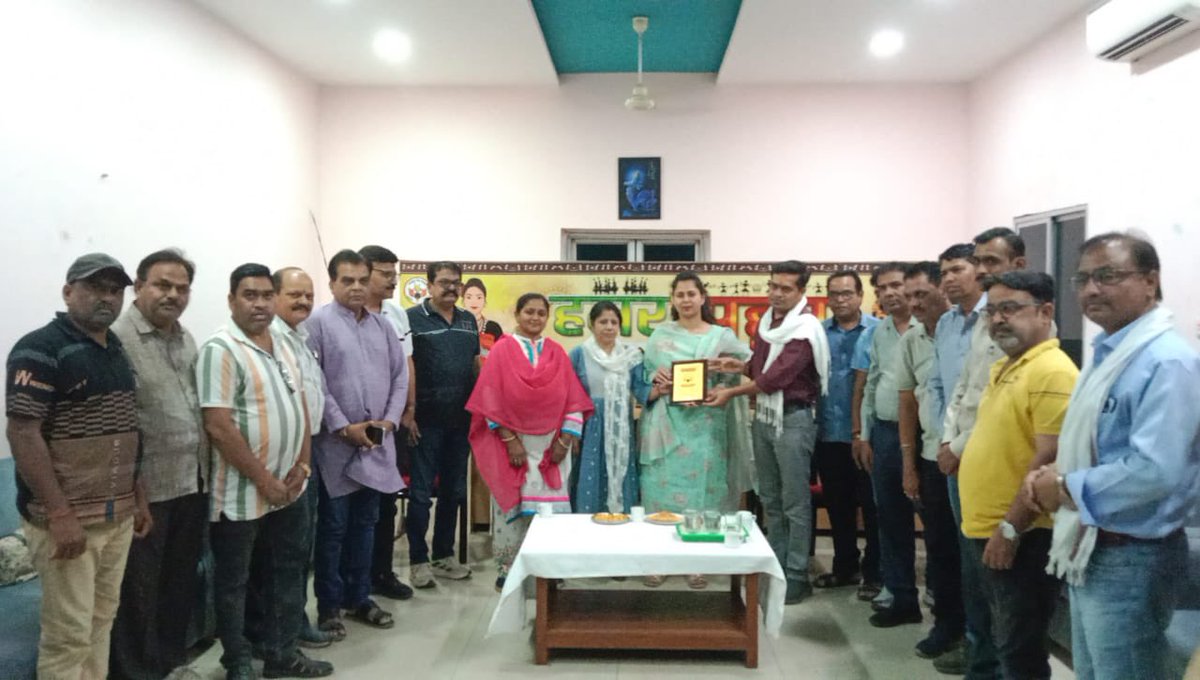 BaggaNeha's tweet image. रायपुर छत्तीसगढ़  प्रवास के दौरान रायपुर प्रेस क्लब के वरिष्ठ एवं कनिष्ठ पत्रकार साथियों से आत्मीय संवाद का अवसर मिला।

सभी के विचारों और अनुभवों ने चर्चा को समृद्ध बनाया।

आमंत्रण के लिए अध्यक्ष श्री मोहन तिवारी जी का हृदय से धन्यवाद।

#NehaBagga #Bharat