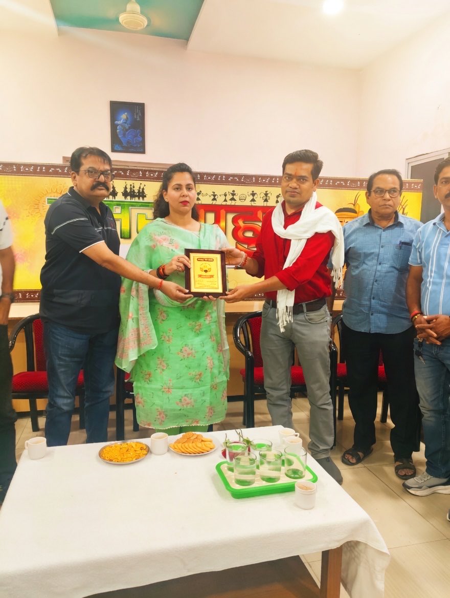 BaggaNeha's tweet image. रायपुर छत्तीसगढ़  प्रवास के दौरान रायपुर प्रेस क्लब के वरिष्ठ एवं कनिष्ठ पत्रकार साथियों से आत्मीय संवाद का अवसर मिला।

सभी के विचारों और अनुभवों ने चर्चा को समृद्ध बनाया।

आमंत्रण के लिए अध्यक्ष श्री मोहन तिवारी जी का हृदय से धन्यवाद।

#NehaBagga #Bharat