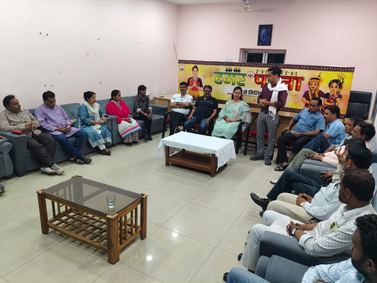 BaggaNeha's tweet image. रायपुर छत्तीसगढ़  प्रवास के दौरान रायपुर प्रेस क्लब के वरिष्ठ एवं कनिष्ठ पत्रकार साथियों से आत्मीय संवाद का अवसर मिला।

सभी के विचारों और अनुभवों ने चर्चा को समृद्ध बनाया।

आमंत्रण के लिए अध्यक्ष श्री मोहन तिवारी जी का हृदय से धन्यवाद।

#NehaBagga #Bharat