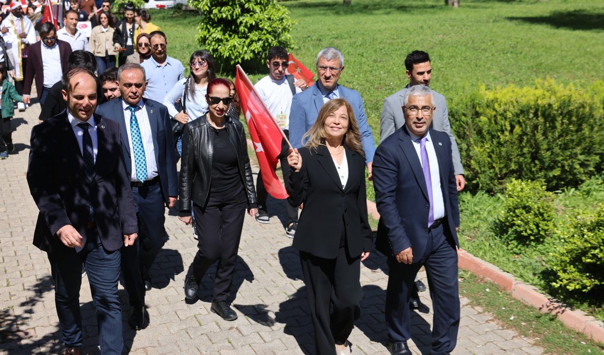 cukurovaedutr's tweet photo. 🌍✨ Kültürlerin buluşma noktası yine Çukurova Üniversitesi oldu!
Uluslararası Öğrenci Festivali #Globalfest, dünyanın farklı coğrafyalarından gelen öğrencilerin katılımıyla büyük bir coşkuyla başladı. Bayrak Yürüyüşü ile başlayan festivalde, korteje motosikletli öğrenciler ve bando da eşlik etti. Farklı ülkelerden gelen öğrenciler kampüsümüzde renkli ve neşeli anlar yaşattı. Ardından Çukurova Üniversitesi Açık Hava Tiyatrosu’nda gerçekleşen açılış programında, uluslararası öğrencilerin üniversiteye kattığı kültürel zenginlik ve çeşitliliğin önemi vurgulandı.
Öğrenciler, kendi ülkelerine özgü kıyafetler, danslar ve müziklerle sahne alarak kültürlerini tanıttı. Düzenlenen modellik yarışması ise geleneksel kıyafetlerin görsel şölenine dönüştü. Festival boyunca kampüs alanında kurulacak ülke stantlarında farklı lezzetler ve kültürel unsurlar ziyaretçilerle buluşacak, sahne gösterileri ve DJ performanslarıyla festival coşkusu 21 Nisan’a kadar devam edecek.
Globalfest yalnızca eğlence değil, aynı zamanda kültürlerarası etkileşimi güçlendiren önemli bir buluşma noktası. Festivalin ikinci gününde düzenlenecek uluslararası spor turnuvaları ile dostluk ve rekabet bir arada yaşanacak.
#Globalfest #ÇukurovaÜniversitesi #Adana #KültürlerinBuluşması #UluslararasıÖğrenciler #Gençlik #Festival #Kültür #Sanat