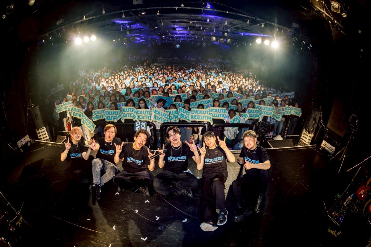 hasetomo723's tweet photo. 3rd ONE MAN LIVE "EVOLUTION" 完

いやぁ今までで一番過酷な挑戦だった。

前回のストリームホールから約2倍のキャパということもあり、タイトルがEVOLUTIONということもありと、ものすごく自分自身にプレッシャーかけながら何をしたらNickersに進化した姿を見せらるか、驚いてくれるかを常に考えながら駆け抜けた数ヶ月間でした。
その結果として残りのチケット38枚を売り切れずsold outをみんなに報告できなかったことは正直めちゃくちゃ悔しい。
でもはせとも。がやりたいエンタメを出来ることが限られた会場の中で形にすることができたのでそこは自信を持っていきます!!!

ほぼ満員のLIQUIDROOMは本当に最幸だった。
Nickersのみんなありがとう。

ここまで一緒に走ってくれたNickersのみんなには感謝しきれません。
沢山LIVEや路上ライブに足を運んでくれたNickers、現地には来れないけど画面越しで応援し続けてくれてるNickers本当にそれぞれの応援の仕方で支えてくれてここまで僕を大きくしてくれてると感じてます。

本当にいつも沢山の愛を心からありがとう
まだまだはせとも。の進化は止まらないしまだまだえぐいはせとも。を魅せていきます。
どうかこれからも期待していてください。
その期待に応えて見せます。

改めてHASETOMO. ONE MAN LIVE 2026 "EVOLUTION"へお越しいただき本当にありがとうございました!!!

Nickers愛してるぜ🦊🫶🏻