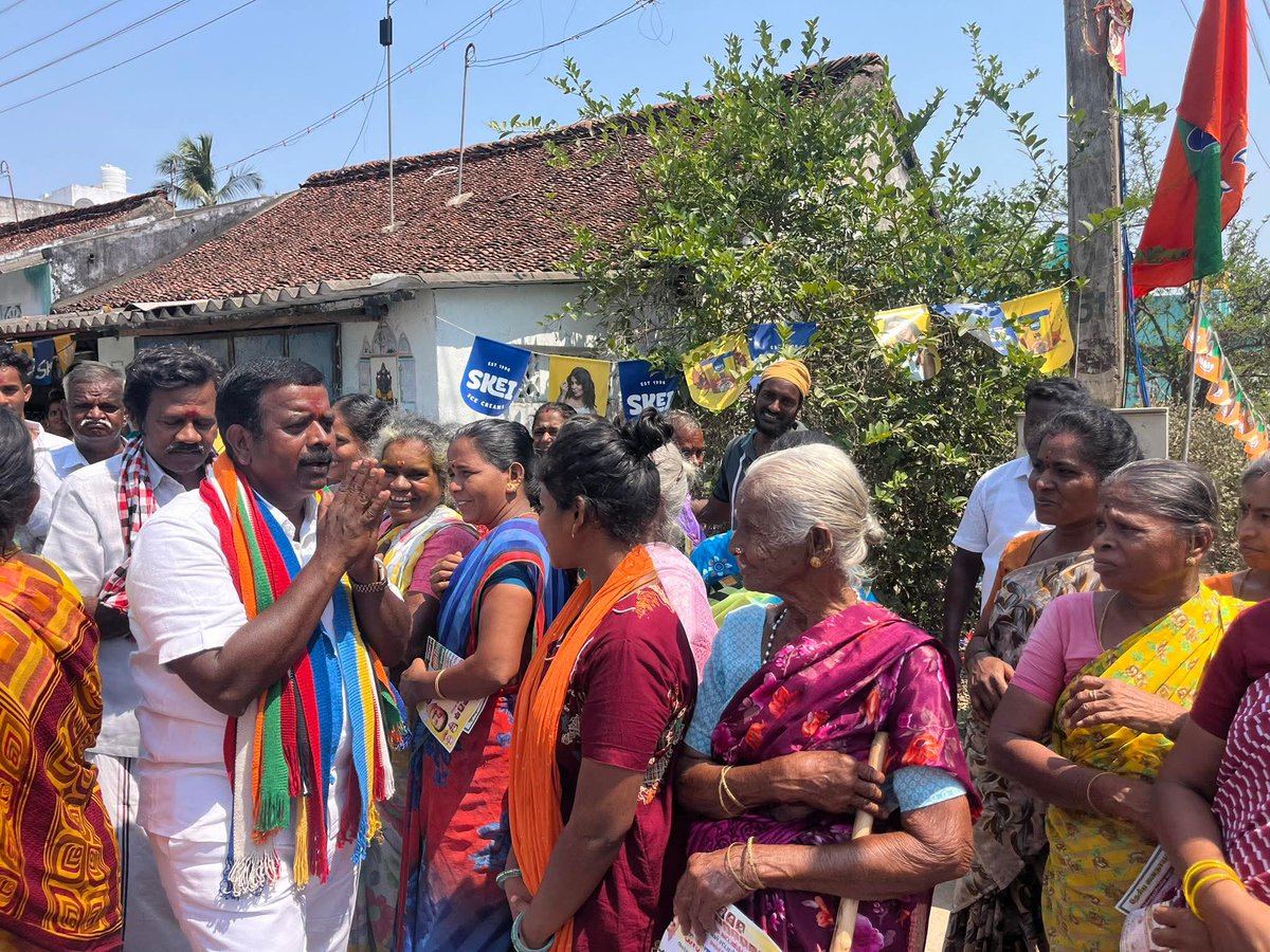 PMKSholinghur's tweet photo. #கீழ்வெண்பாக்கம் ஓட்டு சேகரிக்கும் பொழுது..
#AnbumaniRamadoss
#சோளிங்கர்
#Sholinghur
#PMK
#பாமக
#NDA
#அதிமுக
#AIADMK
#மாம்பழம்
#VoteForMango https://t.co/aEXzTquha5