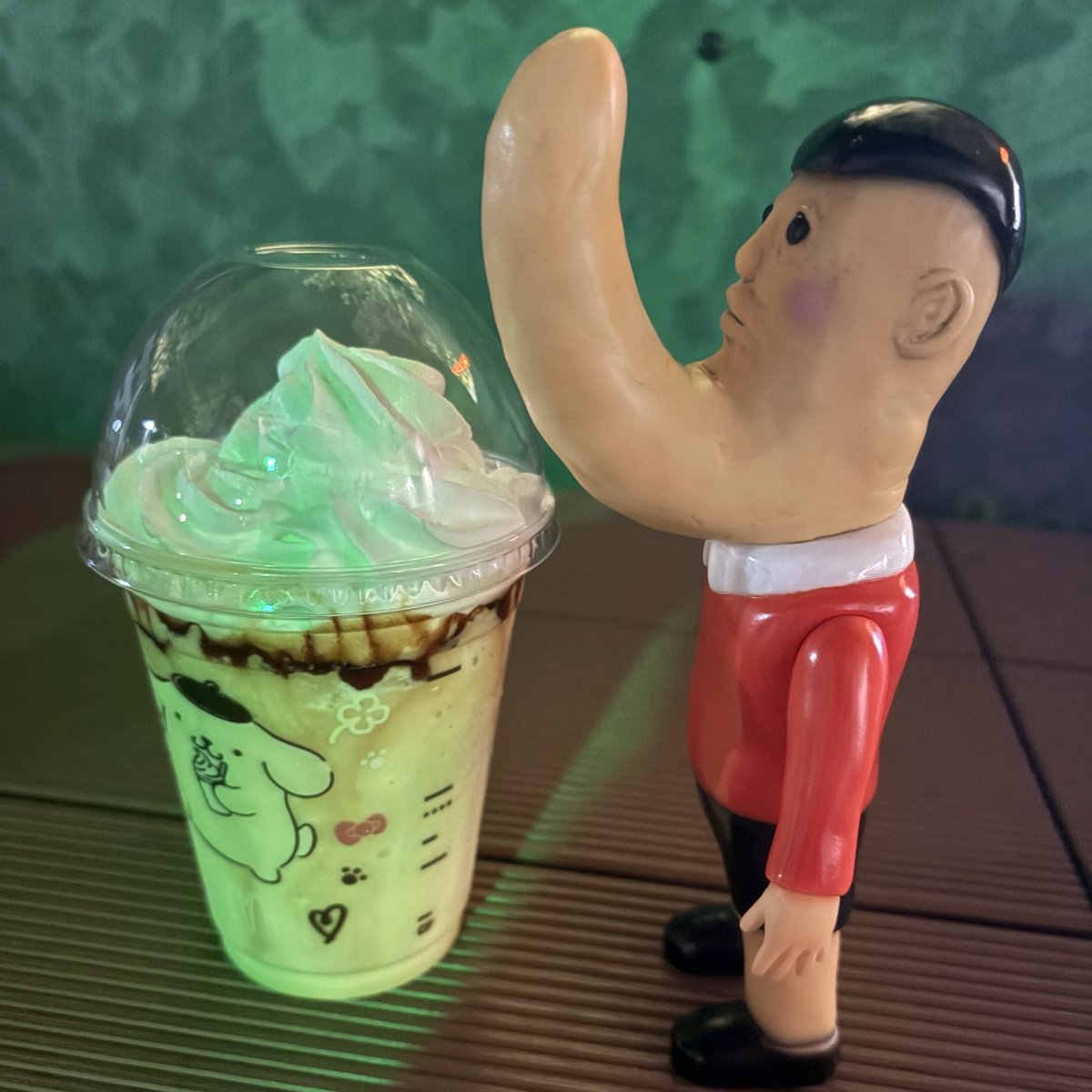 🌙「顎が干渉して飲めないよ、、」

#暗黒エンターテイメント
#闇玩具を置けばそこはもう異世界