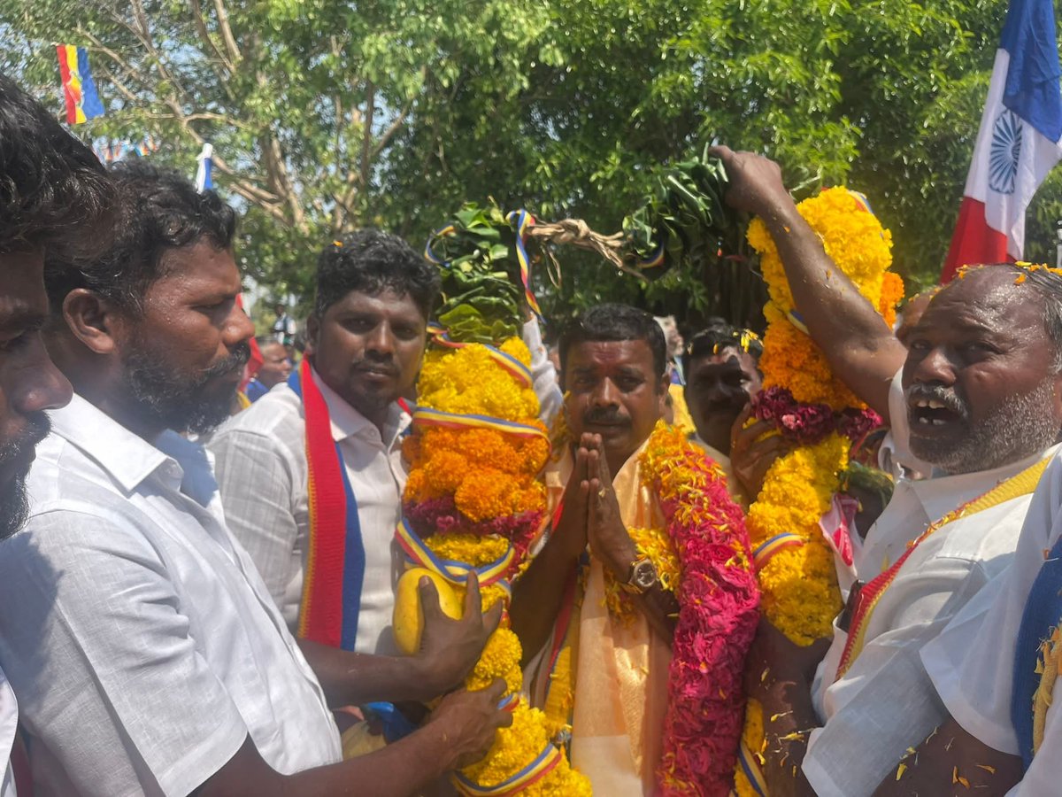 PMKSholinghur's tweet photo. #மேல்வெண்பாக்கம் 
கிராமத்தில் ஓட்டு சேகரிக்கும் பொழுது.
#AnbumaniRamadoss
#சோளிங்கர்
#Sholinghur
#PMK
#பாமக
#NDA
#அதிமுக
#AIADMK
#மாம்பழம்
#VoteForMango https://t.co/8MJA2LlEo3