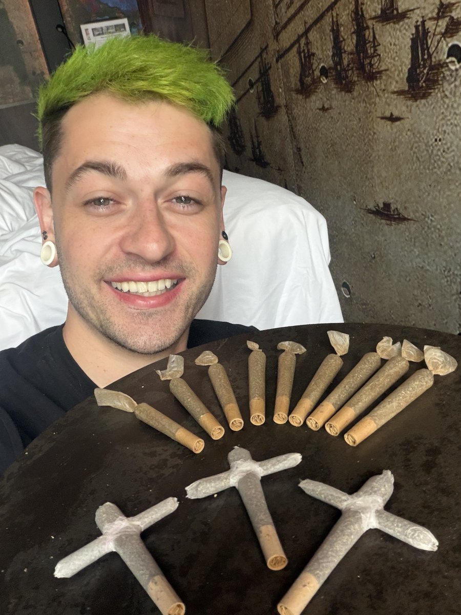 DrewIsSharing tweet media