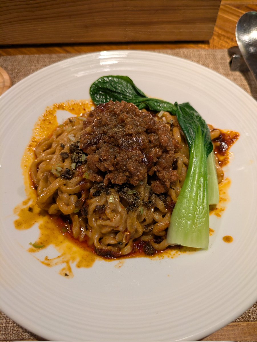 highcalo's tweet photo. 仕事帰りにでーりっしゅさんで汁無し担担麺とレモンクリームジャバラがけのかき氷いただきました。汁無し担担麺が辛い！辛いからこそかき氷が、また美味しい！タマラン組み合わせ。 https://t.co/yeAzGeNrjO